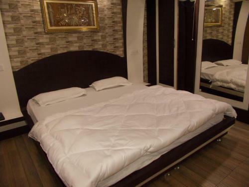 Hotel A-one Stay Near Picture Palace