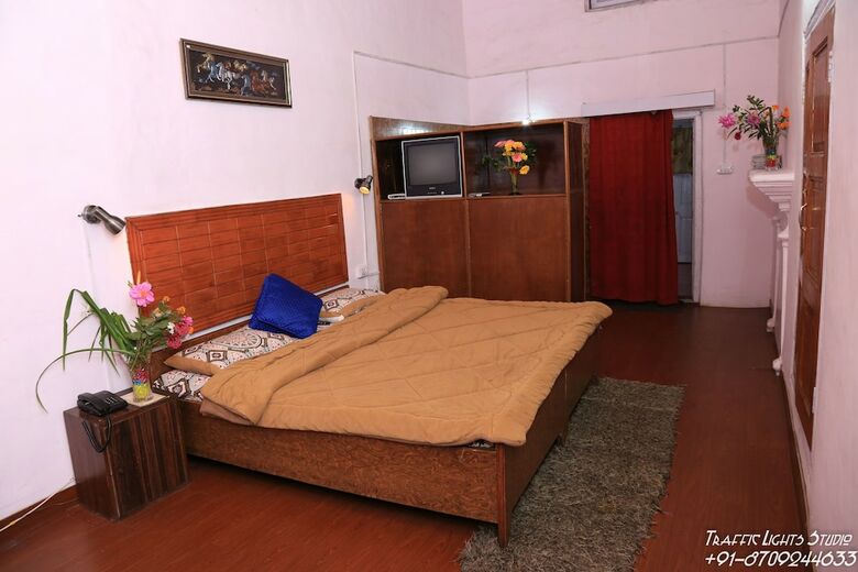 Prince Hotel Mallroad