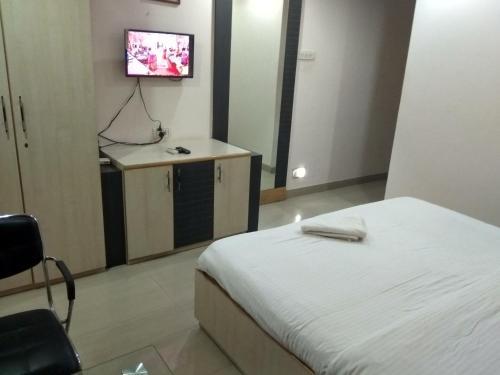 Hotel Jk Rooms 122 Shaheen-nr. Mahindra Co.-midc