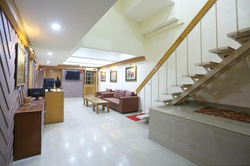 Oyo 11332 Hotel Daffodils Inn