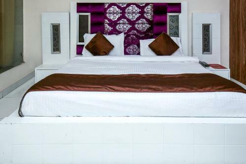 Oyo 10558 Hotel Qlark