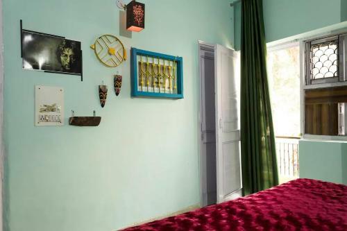 Hiatus' Doors (homestay)