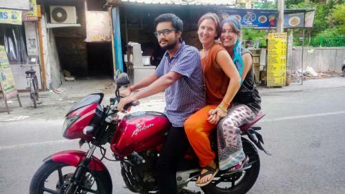 Hiatus' Doors (homestay)