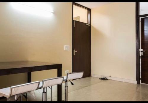 Amazing ! 4 Bhk Service Apartment .