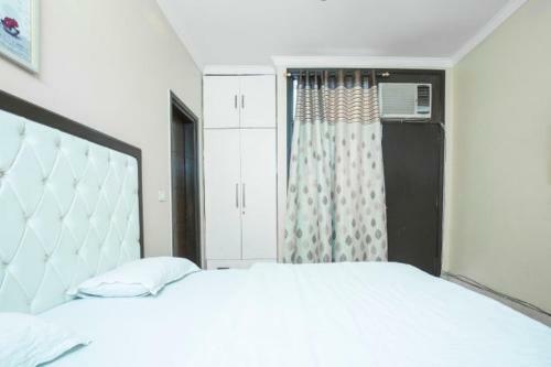 Amazing ! 4 Bhk Service Apartment .