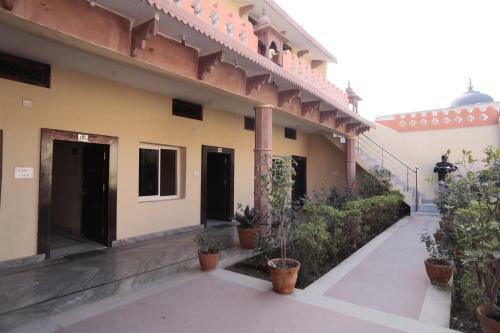 Hotel Monarch Rama Palace
