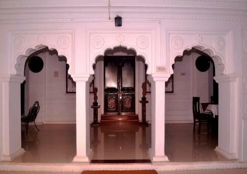 Hotel Mpt Sheesh Mahal, Orchha