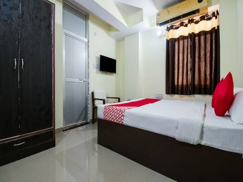 Hotel Oyo 28221 Near P&m Mall