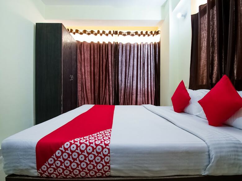 Hotel Oyo 28221 Near P&m Mall