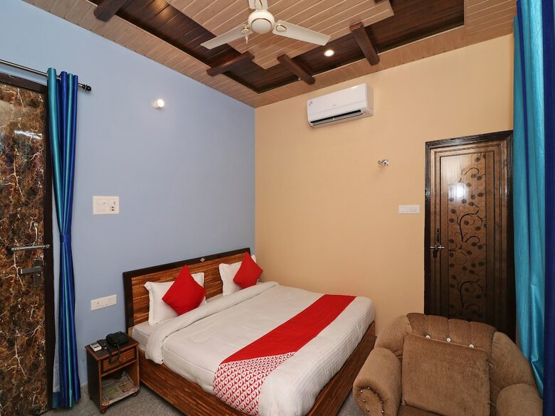 Oyo 13686 Rudraksh Hotel