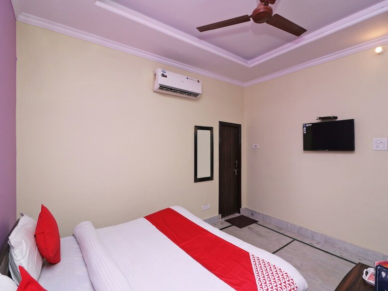 Oyo 13686 Rudraksh Hotel