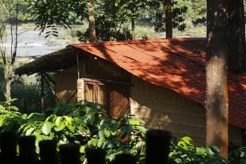 Shanthi Kunnj - A Paradise By The Riverside