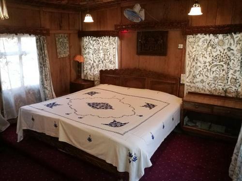 House Boat Hardy Palace