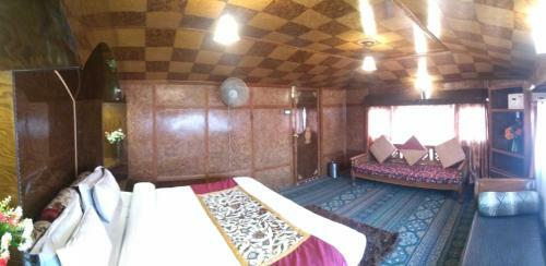 Hotel Zaffer Group Of Houseboats