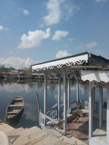 Hotel Houseboat Shamus Maqbool