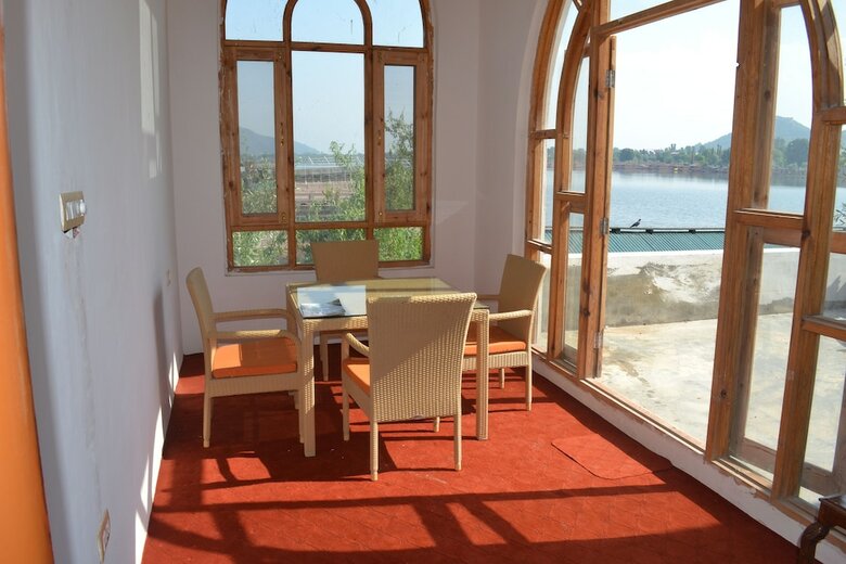 Hotel Nigeen Lake View Resort