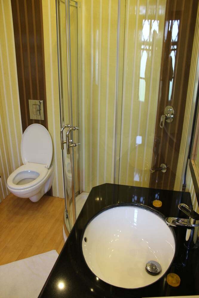Hotel Nigeen Lake View Resort