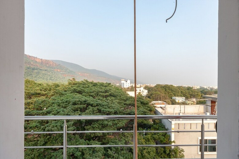 Capital O 27775 Hotel Srinivasa Residency