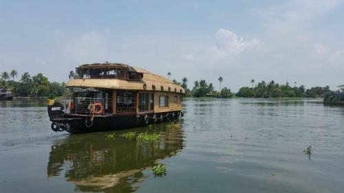 Kuttanaad Houseboats