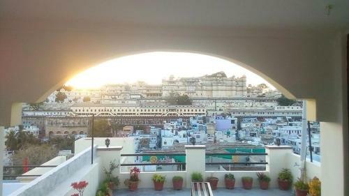 Hotel Shivam Paying Guest House,u