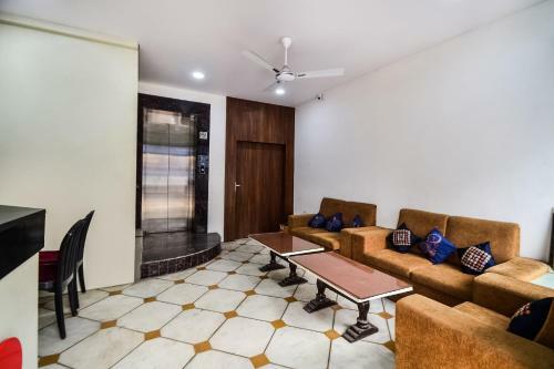 Oyo 23086 Hotel Mayur