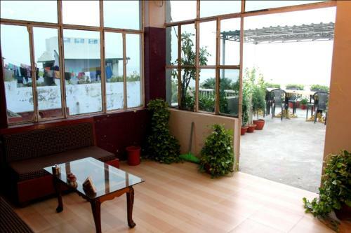 Hostal Sahi River View Guest House