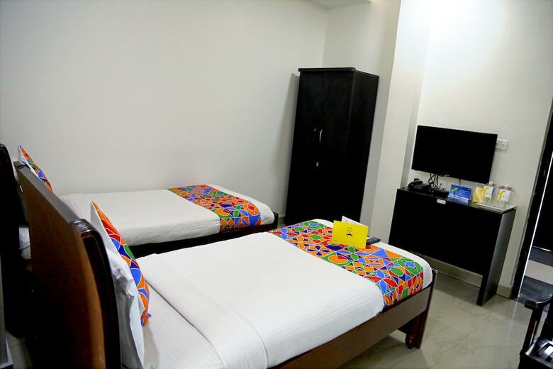 Hotel Fabexpress Essvee Mg Road Vijayawada