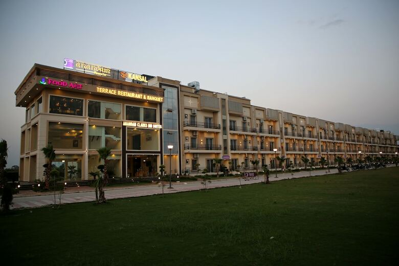 Hotel Anandam Clarks Inn Suites Vrindavan