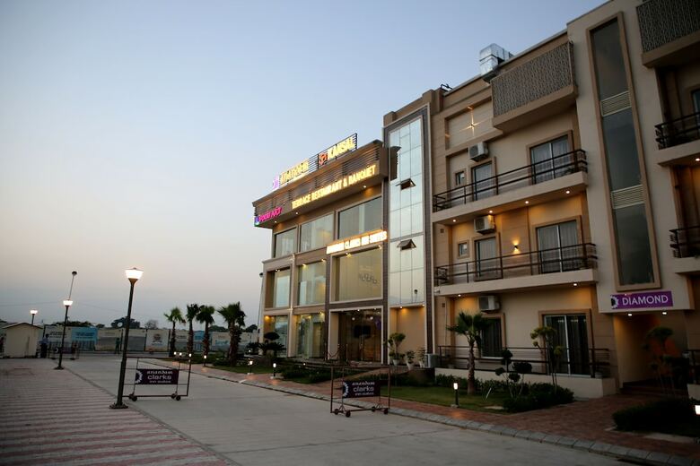 Hotel Anandam Clarks Inn Suites Vrindavan