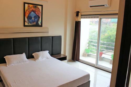 11 Flowers Serviced Apartments