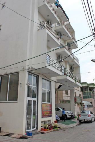 11 Flowers Serviced Apartments