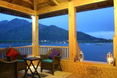 Sukoon Houseboat Dal Lake