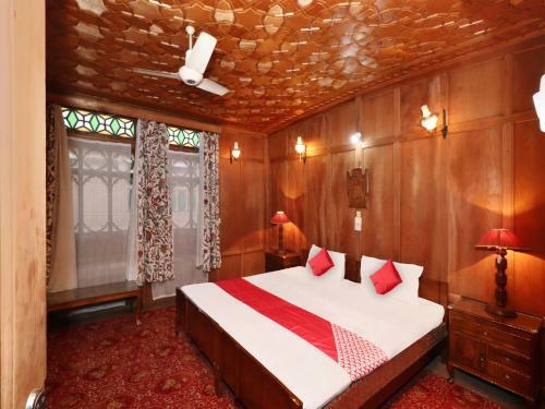Oyo 45251 Billoo Palace Houseboat