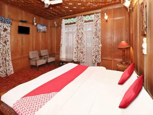 Oyo 45251 Billoo Palace Houseboat