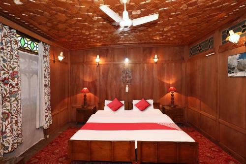 Oyo 45251 Billoo Palace Houseboat
