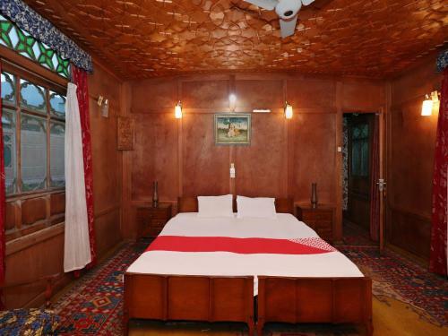 Oyo 45251 Billoo Palace Houseboat