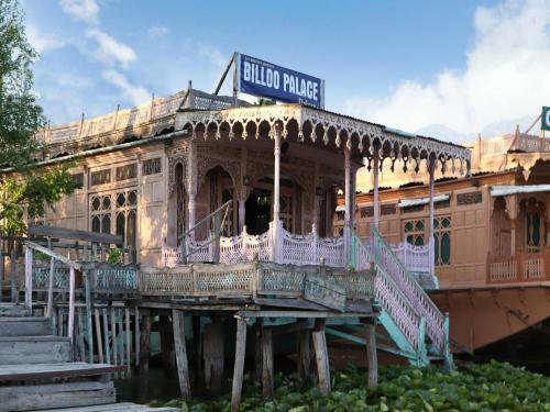 Oyo 45251 Billoo Palace Houseboat