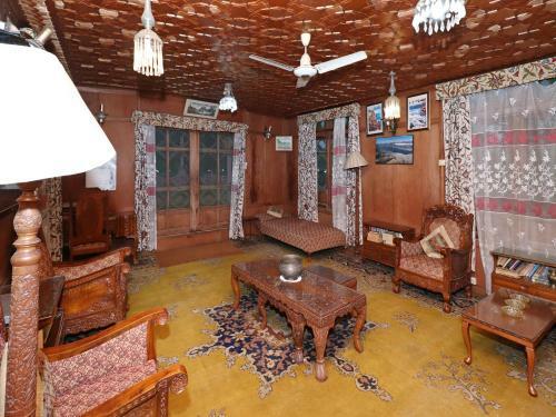 Oyo 45251 Billoo Palace Houseboat