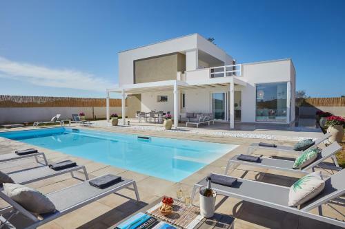 Sariva Villa - Pool, Beach And Luxury