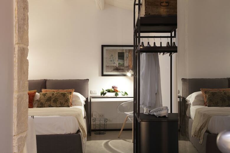 Hostal Embrace Sicily Guest House