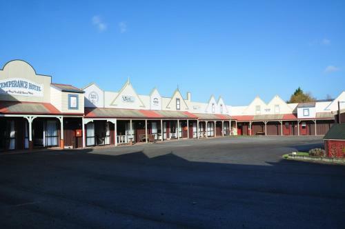 Motel The Village Inn Hotel