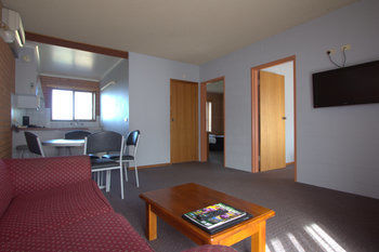 Blue Whale Motor Inn & Apartments