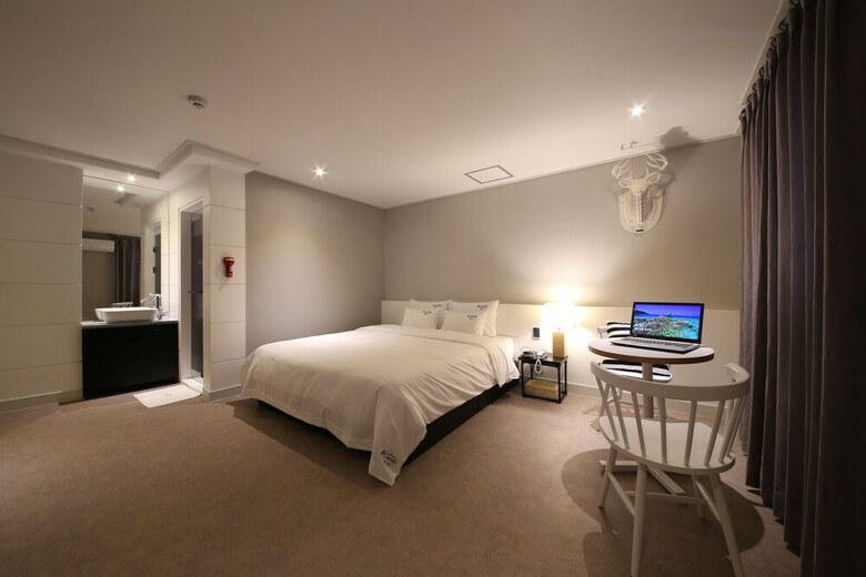 Almond Hotel Gupo Station