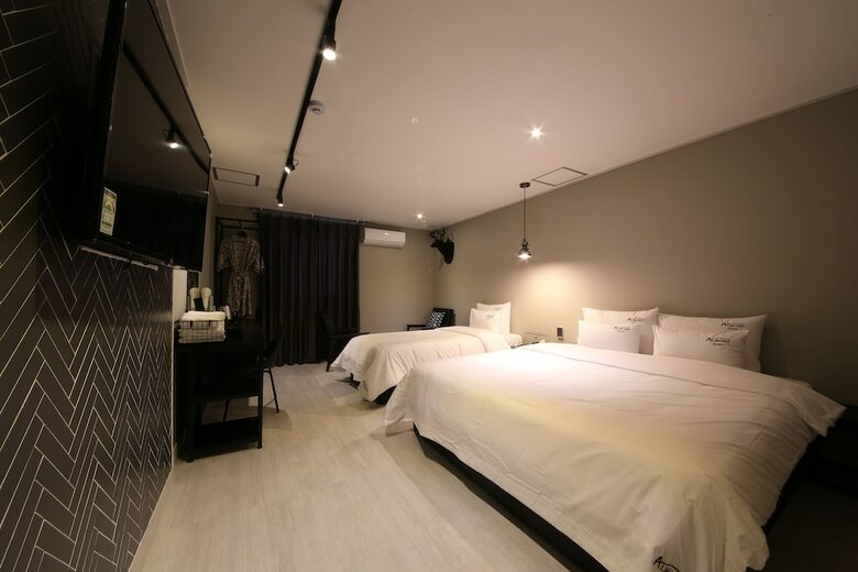 Almond Hotel Gupo Station