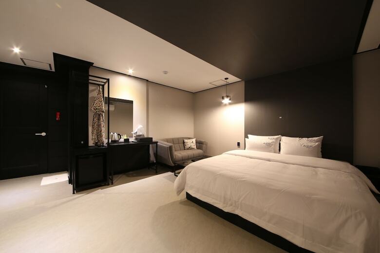 Almond Hotel Gupo Station