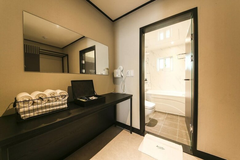 Almond Hotel Gupo Station
