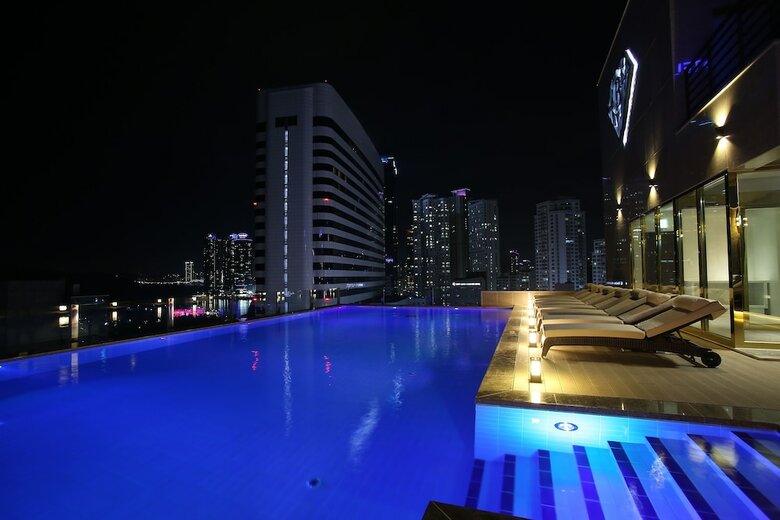Baymond Hotel