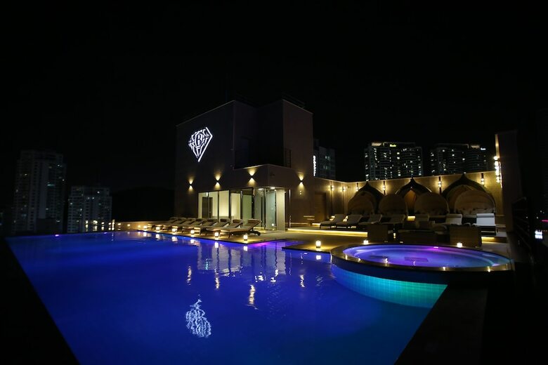 Baymond Hotel