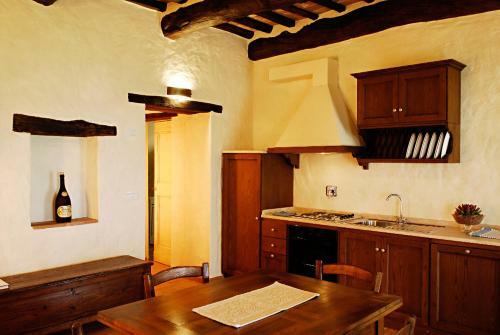 Battifolle-ruscello-poggiola Villa Sleeps 8 Pool