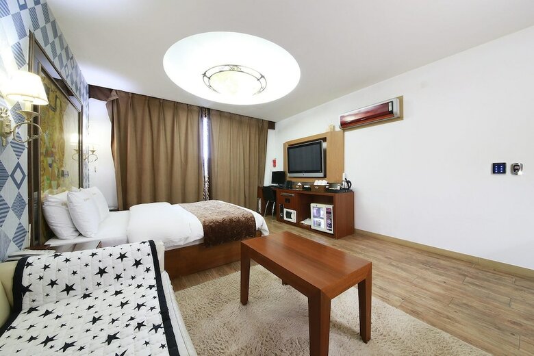 Carlton Hotel